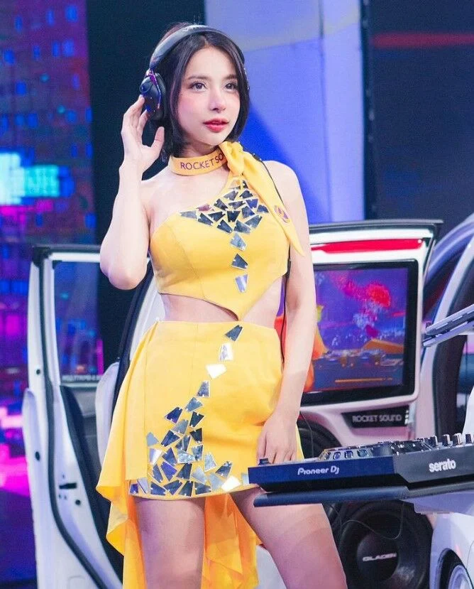 เปิดวาร์ป ทำความรู้จัก ดีเจบาร์บี้มอส สาวสวย หุ่นแซ่บ แห่งวงการ โอนลี่แฟน18+ 34