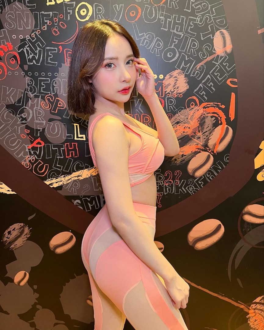 เปิดวาร์ป ทำความรู้จัก ดีเจบาร์บี้มอส สาวสวย หุ่นแซ่บ แห่งวงการ โอนลี่แฟน18+ 25